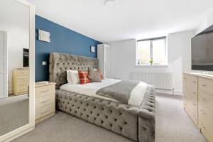 Lova arba lovos apgyvendinimo įstaigoje Luxurious 3 Bedroom Apartment in Park Estate