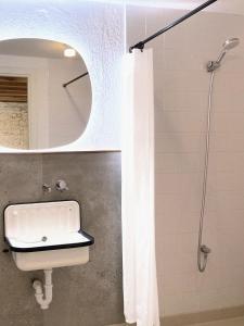 bagno con lavandino e doccia con specchio di Mañarinegi Apartamentos Rurales ad Aia