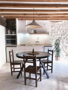 kuchnia ze stołem i krzesłami w pokoju w obiekcie Mañarinegi Apartamentos Rurales w mieście Aia