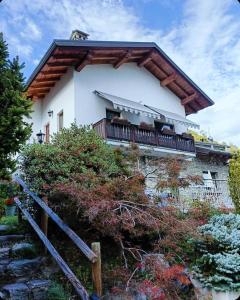 una casa con balcone sul lato di La Sarrolein CIR 0009 ad Aosta