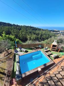 una piscina en la parte superior de una casa en Finca Esther, en Las Palmas de Gran Canaria