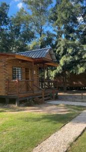 Cabaña de madera con porche y gambrel en Cabañas Los Aires San Vicente en San Vicente