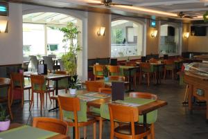 Ein Restaurant oder anderes Speiselokal in der Unterkunft Motel - Hôtel La Poularde 
