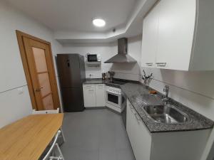 Köök või kööginurk majutusasutuses Apartamento full equipado Narón