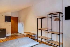 Cette chambre comprend un lit et deux étagères. dans l'établissement Ferienwohnung Leberkas Hotspot 2og, à Ehrwald