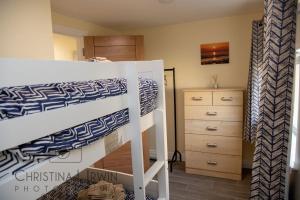 1 dormitorio con litera y vestidor en The Snug, en Donegal