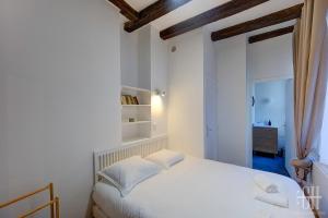 - une chambre blanche avec un lit blanc et 2 oreillers dans l'établissement L'Historique / Basilique St Martin, à Tours