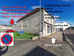una calle con señales en el lateral de un edificio en Le-bon-appart de plain-pied avec terrasse, en Auxonne
