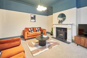 - un salon avec un canapé et une cheminée dans l'établissement Host & Stay - Kittiwake House, à Whitley Bay
