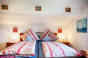 - une chambre avec 2 lits et des oreillers dans l'établissement Ferienwohnung Fitzek, à Seeg