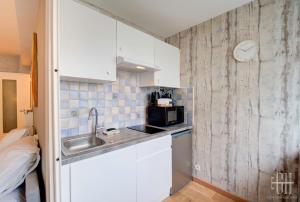 a small kitchen with a sink and a microwave at Le Prébendes / Parc Prébendes in Tours