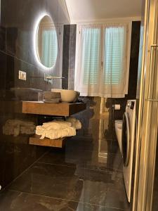 ein Bad mit einem Waschbecken und einem Spiegel in der Unterkunft Casa Camilla - Casa Celine in Lugo