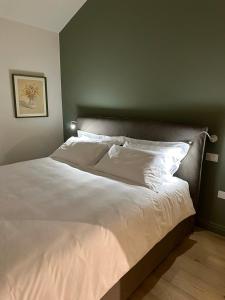 ein Schlafzimmer mit einem großen Bett mit weißer Bettwäsche in der Unterkunft Casa Camilla - Casa Celine in Lugo