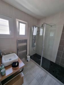 a bathroom with a shower and a sink at Maison Canétoise familiale 10 min de la plage 6EDGRA20 in Canet-en-Roussillon