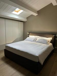 ein Schlafzimmer mit einem großen Bett mit weißer Bettwäsche in der Unterkunft Casa Camilla - Casa Celine in Lugo