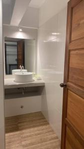La salle de bains est pourvue d'un lavabo et d'un miroir. dans l'établissement Jeboutiquelangsuan hotel, à Lang Suan