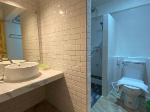 Jeboutiquelangsuan hotel في Lang Suan: حمام مع مرحاض ودش زجاجي