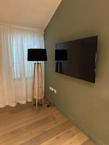 ein Wohnzimmer mit einem Flachbild-TV an der Wand in der Unterkunft Casa Camilla - Casa Celine in Lugo
