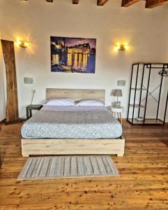 a bedroom with a bed and a painting on the wall at Cà du Venuto 2 in Vernazza