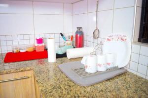 una encimera de cocina con una batidora y tazas. en Lukemanbnb Own Compound, en Voi