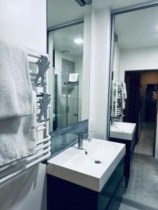 een badkamer met 2 wastafels en een grote spiegel bij Sopot Bałtycka Studio in Sopot