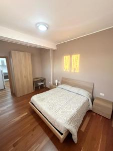 ein Schlafzimmer mit einem großen Bett in einem Zimmer in der Unterkunft Lincoln B&B in Caserta