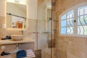 Koupelna v ubytování Villa Triptyque - Avec piscine et grand jardin + 16 fotografií