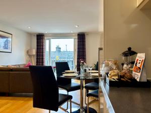 cocina y sala de estar con mesa y sillas en Your Space Apartments – Hamiltons, en Cambridge