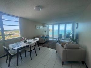 Posezení v ubytování Ocean View 2 Bed 1 Bath 2 Parkings & Pool @ Dos Marinas Fajardo