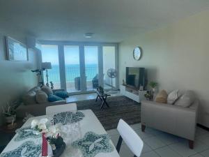 Posezení v ubytování Ocean View 2 Bed 1 Bath 2 Parkings & Pool @ Dos Marinas Fajardo