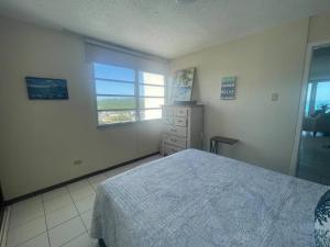 Postel nebo postele na pokoji v ubytování Ocean View 2 Bed 1 Bath 2 Parkings & Pool @ Dos Marinas Fajardo