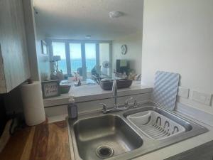 Kuchyň nebo kuchyňský kout v ubytování Ocean View 2 Bed 1 Bath 2 Parkings & Pool @ Dos Marinas Fajardo