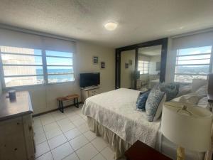 TV a/nebo společenská místnost v ubytování Ocean View 2 Bed 1 Bath 2 Parkings & Pool @ Dos Marinas Fajardo