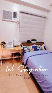 Katil atau katil-katil dalam bilik di TAL Staycation 1 Bedroom 1 Bathroom & Kitchen ,Neflix,up to 300 to 400 mbps high speed internet cozy,spacious,accessible new condo unit at SMDC Trees Residence Quezon City