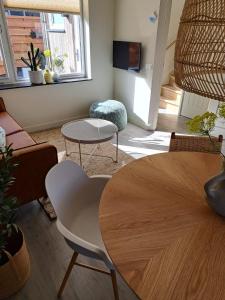 een woonkamer met een tafel en stoelen bij Bundi Beach in Egmond aan Zee