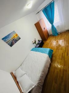 Cette petite chambre comprend un lit et une fenêtre. dans l'établissement Iove Flat, à Tulcea