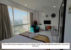 Televiisor ja/või meelelahutuskeskus majutusasutuses Premium Apartment in Hiranandani Powai by Maxxvalue - Chitranjan