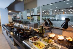 a buffet line of food in a restaurant at ibis Styles Goiânia Shopping Estação in Goiânia