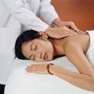 Una donna che riceve un massaggio da un terapista. di Spring Hill Motel a Wisconsin Dells