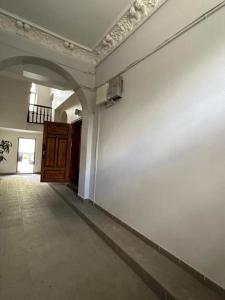 um quarto vazio com uma parede branca e uma porta em Chrobry pokój de luxe em Gorzów Wielkopolski
