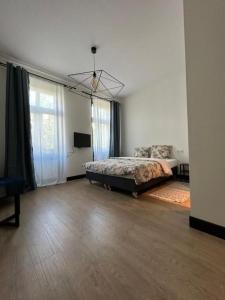 1 dormitorio con cama y ventana grande en Chrobry pokój de luxe en Gorzów Wielkopolski