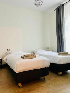 two twin beds in a room with a window at Chrobry pokój de luxe in Gorzów Wielkopolski