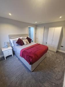 een slaapkamer met een groot bed en een rode deken bij 4-Bed Lodge in flamborough Bridlington sleeps 8 in Bridlington
