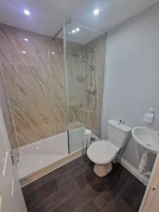 een badkamer met een douche, een toilet en een wastafel bij 4-Bed Lodge in flamborough Bridlington sleeps 8 in Bridlington
