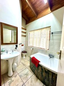 Richards Bay的住宿－MaBella，一间带水槽、浴缸和卫生间的浴室