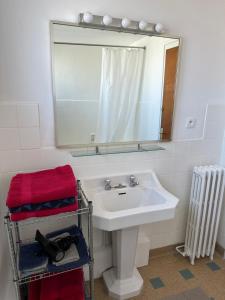 La salle de bains est pourvue d'un lavabo et d'un miroir. dans l'établissement Superbe T4 vue mer à Royan, 2 min à pied des plages, à Royan