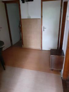 pusty pokój z dwoma drzwiami i drewnianą podłogą w obiekcie Бунгала - Камчия - Електрон Универс w Kamcziji