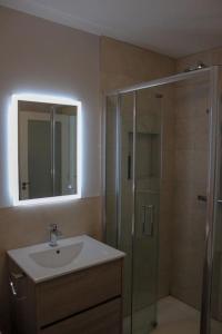 Un baño con lavabo y ducha con espejo. en New Street - Cahersiveen, en Cahersiveen 18 fotos más