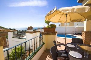 En balkon eller terrasse på Nerja Villas Tamango Hill 5 Silhouse