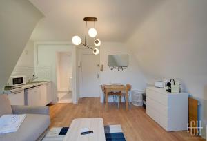 ein Wohnzimmer mit einem Sofa und einem Tisch in der Unterkunft Le Scandinave in Tours